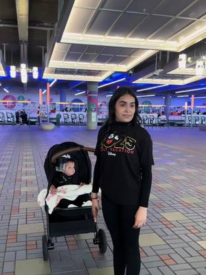 A post by @lasgemelasreyess on TikTok caption: La flaca la más feliz en Disney 🤣❤️@Lizbet Reyes @Lizet Reyes #fypシ゚viral #twinsss #sisters #paratiiiiiiiiiiiiii #fypシ #videos #viraltiktok #lasgemelasreyes #fypage #sisterlove❤️ #viralvideo #fyppppppppppppppppppppppp #🤣🤣🤣 #funnyvideos #jajaja #risa 