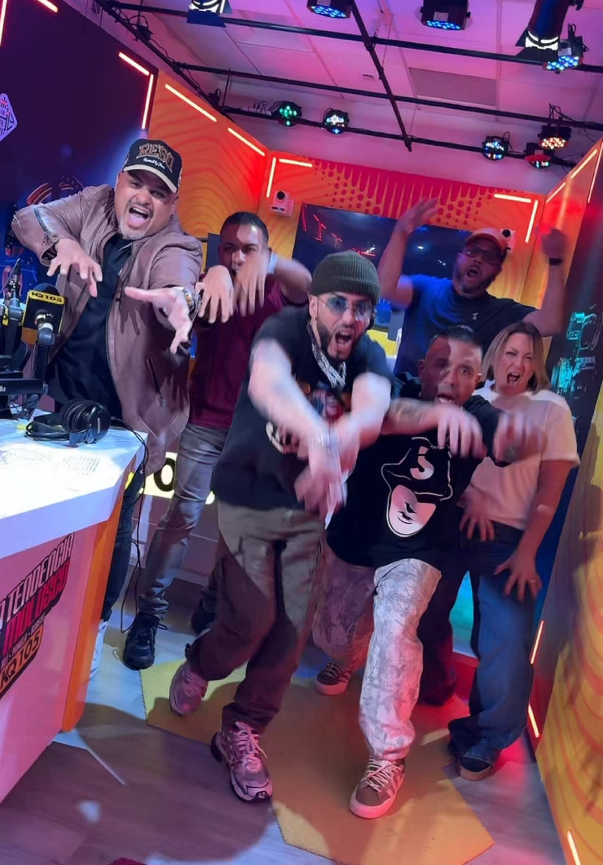 A post by @yandel on TikTok caption: aqui con el corillo de La Tendencia @KQ 105 FM   