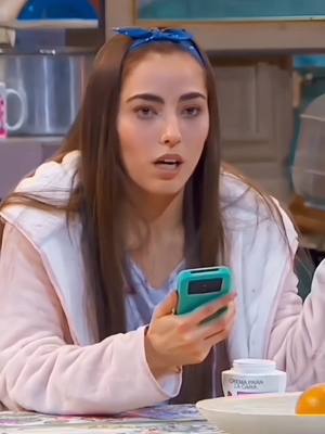 A post by @sof...gnz on TikTok caption: 🧡✨😻✨🧡 #serentancuartos #yaresantana #yaresantanaedit #sofgnz  💙💙IG: yare_santana_
