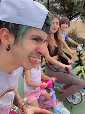 A post by @sebasgal11 on TikTok caption: BICI con nuestros HIJOS | todo me sale mal 😭