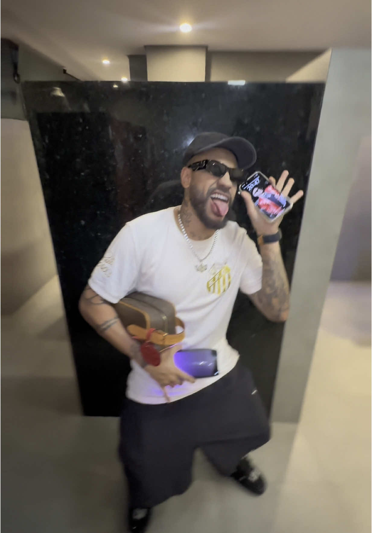 A post by @sosianey on TikTok caption: Tropa, cliente apaixonado merece desconto? É o hit do ano!  #clienteapaixonado #neymar #fyp 