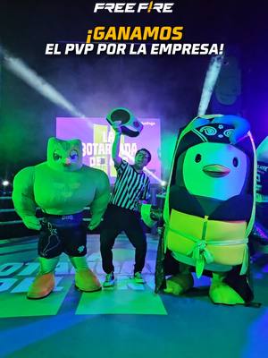 A post by @freefirelatino on TikTok caption: 🥊 ¡El #VigilanteNocturno de las botargas DETONÓ LA BATALLA! 🏆 💪 @duolingoespanol te estaremos esperando para la revancha. ¡El Sr. Wagger entrenó para eso y más! #LaBotargadaDelAño2 #VigilanteNocturno #FreeFire #Fyp #GamerEnTikTok