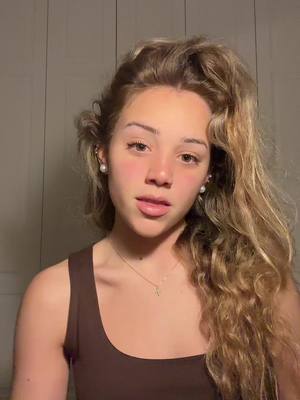 A post by @anitarqp on TikTok caption: alguien despiertoooo? a ver si adivinas cuantos piercings tengo 🤪 ig:anitarqp #delarose 