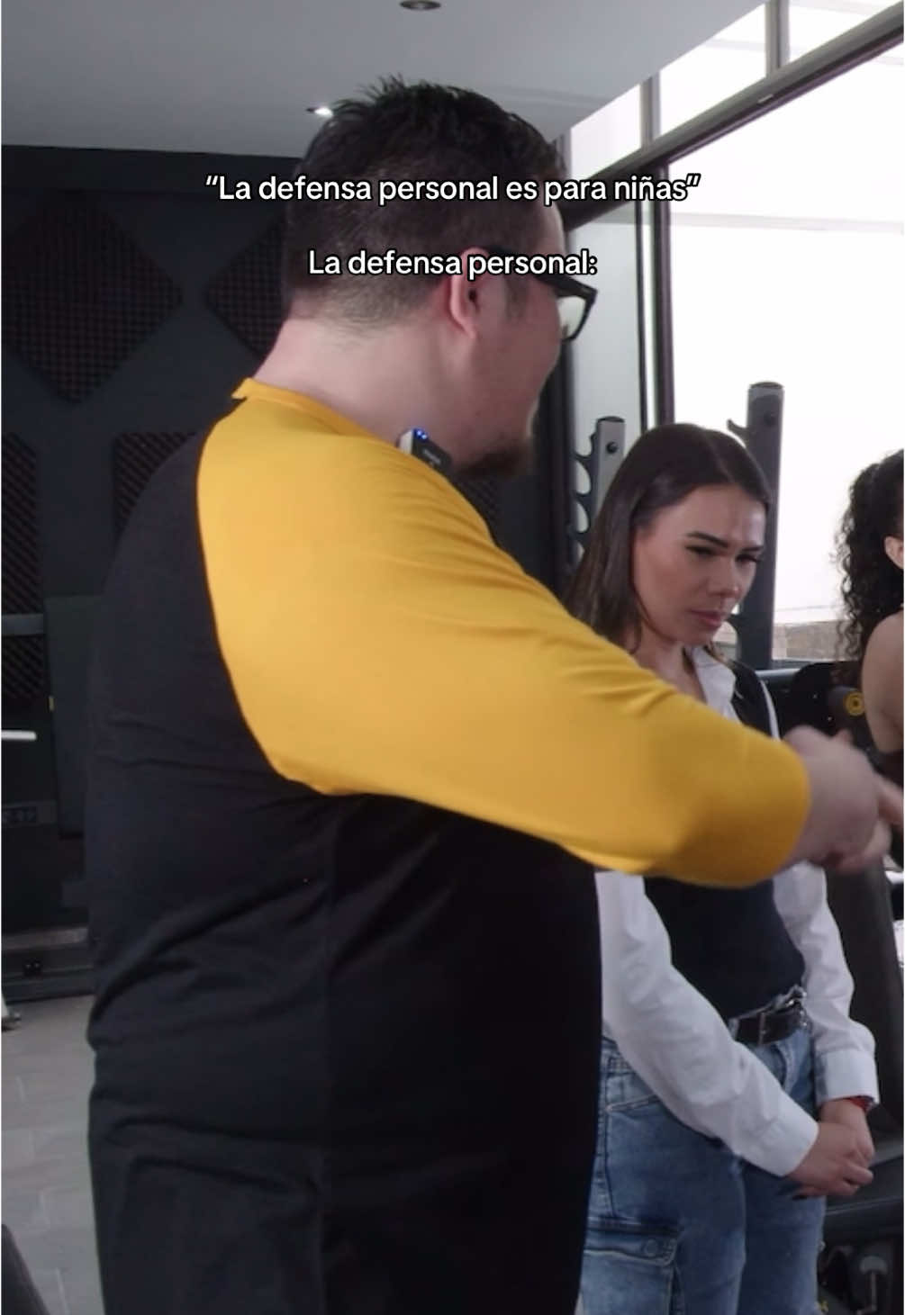A post by @francoescamillaofficial on TikTok caption: Es para niñas pero hace llorar hombres jajaja #TirandoBarra #AlexaFrias 