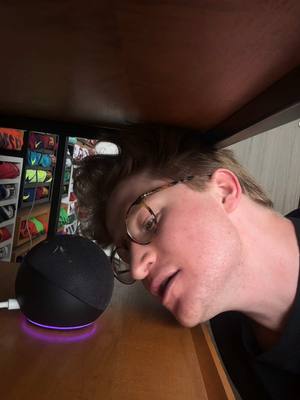 A post by @alextachers on TikTok caption: No sabía que el día del trabajo también aplicaba en Alexa 🥲🫠
