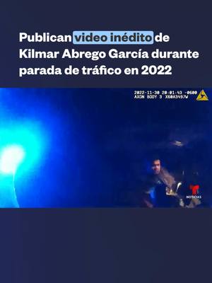 A post by @noticiastelemundo on TikTok caption: Salen a la luz videos de interacción de Kilmar Abrego García con la policía durante parada de tráfico en 2022. El residente de Maryland, quien fue enviado por error a una prisión en El Salvador, según reconoció la Administración Trump, conducía con una licencia expirada cuando fue detenido por la Policía de Carreteras de Tennessee.  Más detalles en el link anclado 🔗