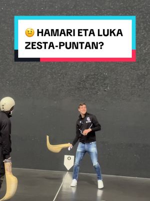 A post by @realsociedad on TikTok caption: 🫡 Futbola zesta-puntagatik aldatu dute #tiktokfootballacademy #viral #realsociedad #euskara #zestapunta 