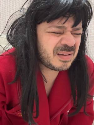 A post by @mandrake1984real on TikTok caption: IMBARAZZI - HAI 6 ANNI E TUA MADRE TI OBBLIGA AD ANDARE IN BAGNO CON LEI