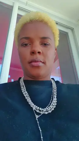 A post by @dolpezlitalienne1234 on TikTok caption: #paris #gabon🇬🇦 #camerountiktok🇨🇲 #cotedivoire🇨🇮 #comedia #comedia #humor #respect #famme 