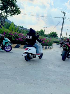 A post by @yousing086519191 on TikTok caption: #zx6r #ធីមស្ពឺ25🏍️ @ឡាយយូរ 