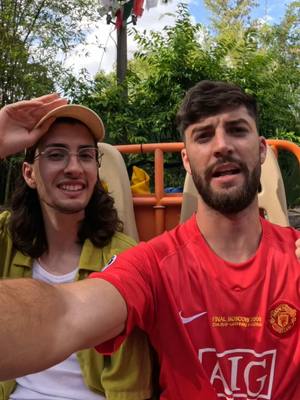 A post by @carliyoelnervio on TikTok caption: Mi consejo si tienes un hermano que no trabaja: 1-Que se ponga a hacer TikTok’s (y nunca trabajará) 2-Que se vaya a Disneyland y podéis entrar en todos los del mundo #carliyoelnervio 