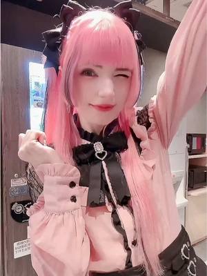 A post by @blooberrytrain on TikTok caption: 新しいヘアスタイル、どうかなー？ 🩷🖤 #地雷系 #アイドル #地下アイドル #フルーツジッパー #overseasidol #kaigaiidol #jiraikei #fruitszipper 