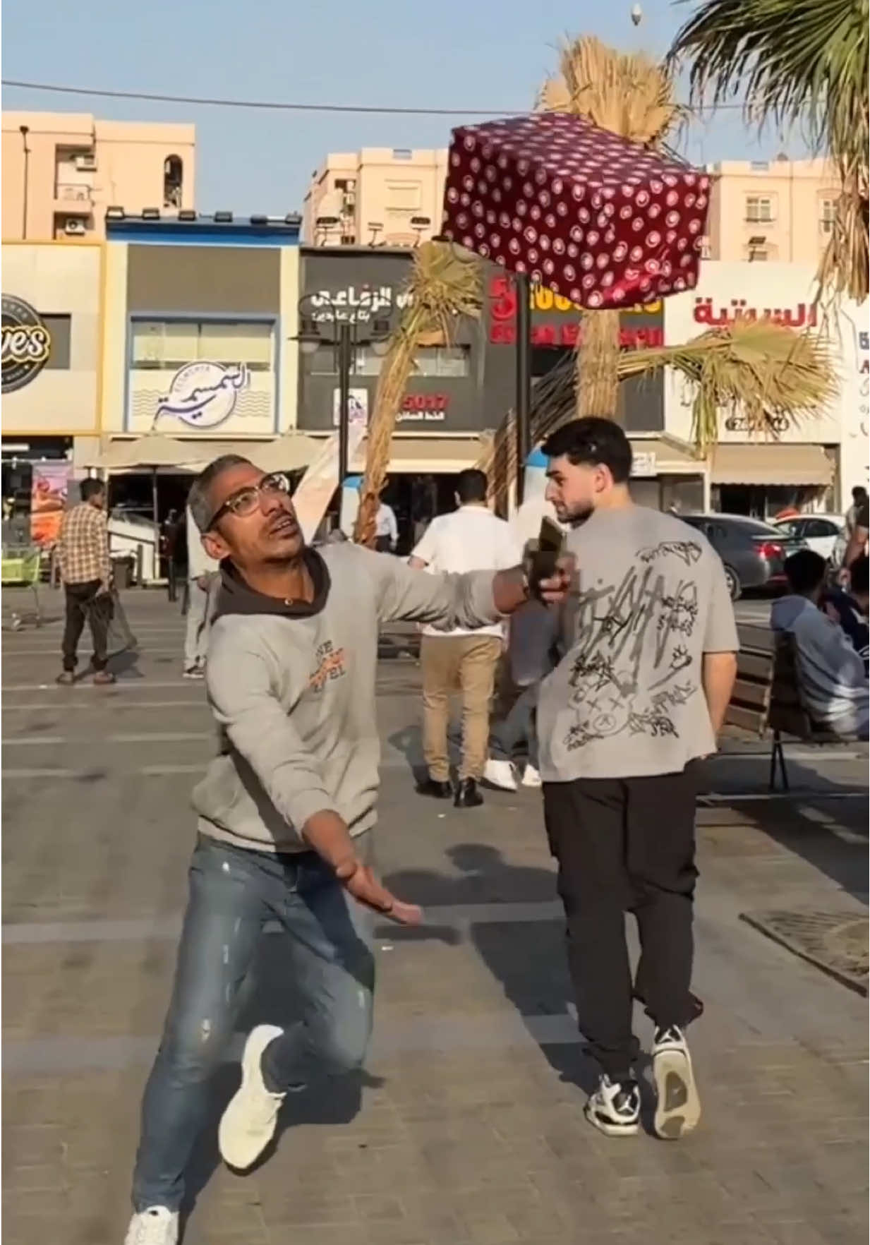 A post by @omar_migo on TikTok caption: لو مسكت البوكس تكسب اللي جواه 🎁
