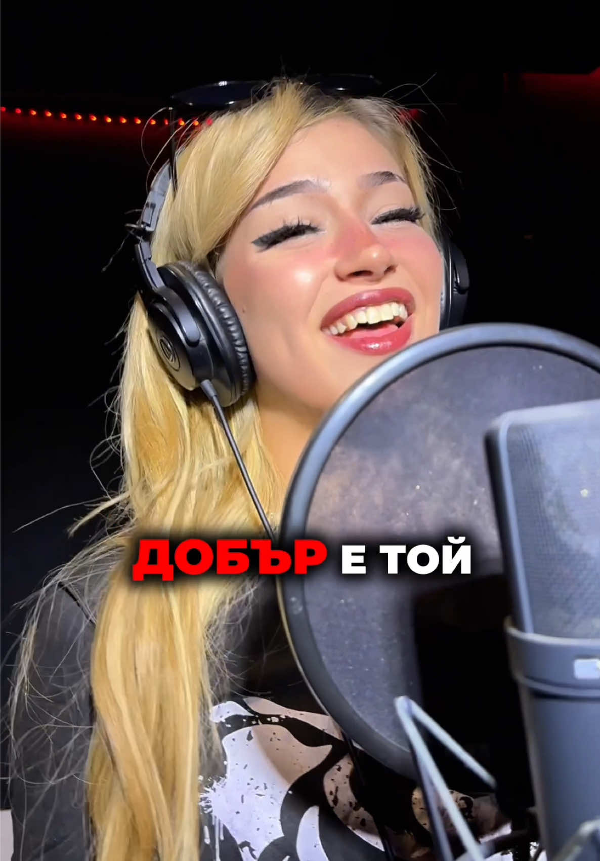 A post by @linsho on TikTok caption: JIVA (ZA MALKO) VECHE E KACHENA V KANALA MI!!!! OTIVAI DA GLEDASH MUZIKALNOTO VIDEO ZASHTOTO E SKANDALNO!! Link kum moqt youtube profil LINSHO MUSIC v bioto mi 💋