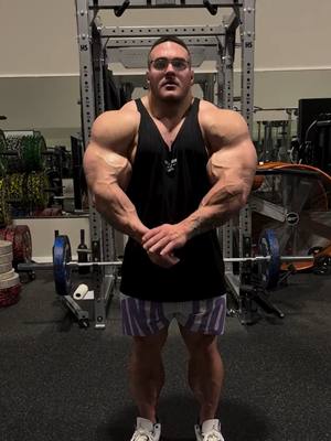 A post by @gorrinofuerte on TikTok caption: El físico de Nick Walker es criticado por el mejor preparador del mundo #bodybuilding #fitness #culturismo #gym #musculos