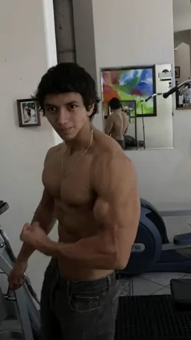 A post by @daddy.aioli on TikTok caption: “Breaking muscule down, building muscule up, repeating it” #gym #fitness #ecjercicio #workout #parati 