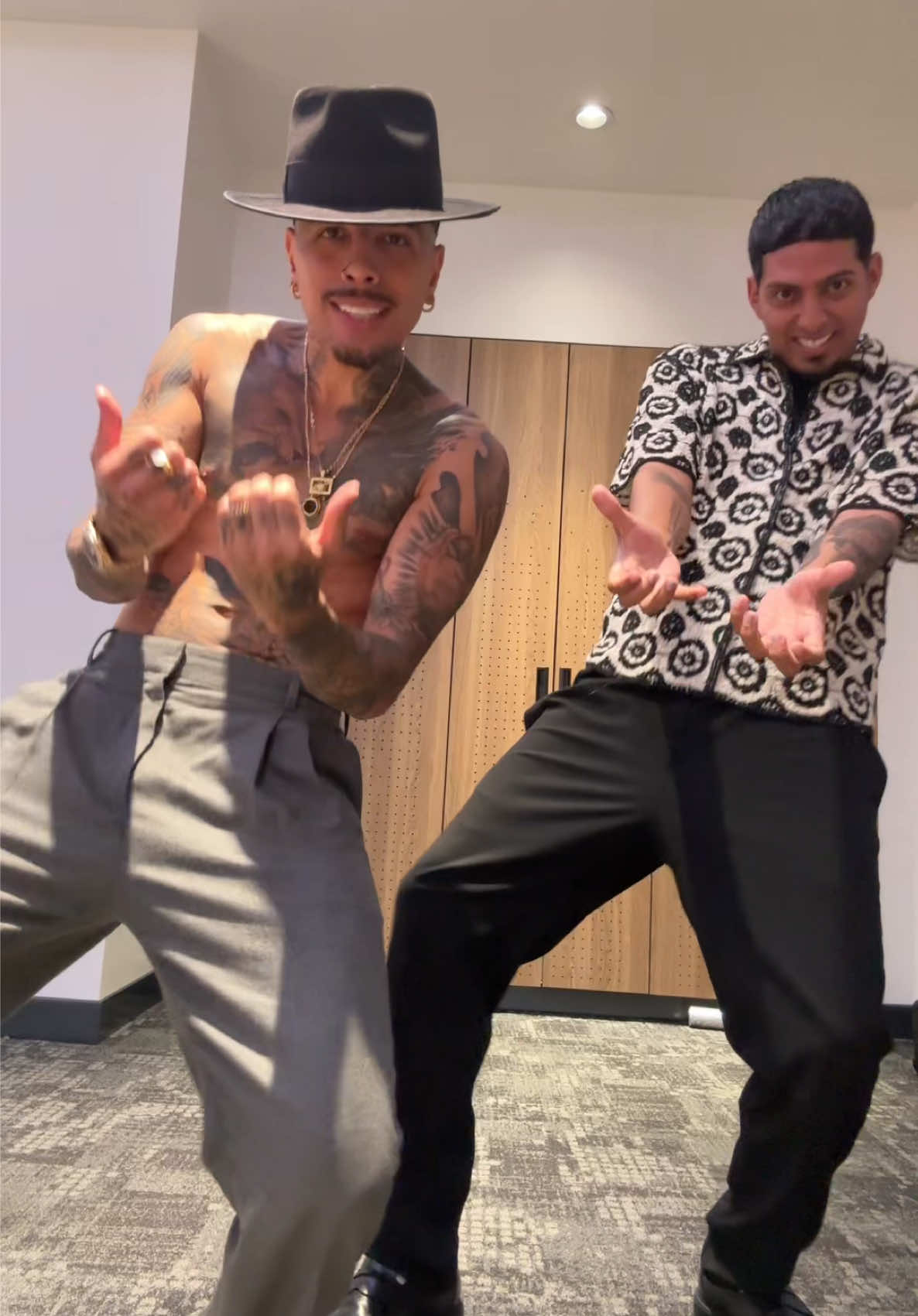 A post by @iamfredeerick on TikTok caption: me fui de tour para L.A con @rauwalejandro y me puso hacer el 1, 2 chachacha ese baile es muy pegajoso… yo espero que se den cuenta que salgo en el video y no solamente se fijen en los bicep de rauw 😂🔥 #rauwalejandro #cosanuestratour 