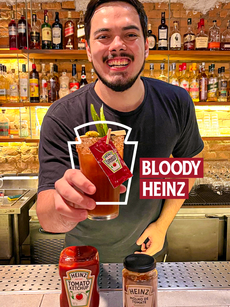 A post by @randbartender on TikTok caption: Bloody Heinz, o drink da Mama Monster 🍅 Um punch monstro de muito sabor. Quer provar o Bloody Heinz? 🍹 Você encontra no Otra Bar (@otra.bar), na Rua Belfort Roxo 58, em Copacabana Rio de Janeiro, somente sexta e sábado (2 e 3/05). Um clássico repaginado, sofisticado e delicioso, com a assinatura que você já conhece. Quem disse que Bloody Mary só pode ser feito com suco de tomate? 🤔 Eu assino essa versão especial usando molho de tomate Heinz como base e um toque estratégico de ketchup Heinz para trazer umami, dulçor e um sabor surpreendentemente equilibrado. Ingredientes: 🧊 60 ml de vodka (ou sem, se quiser uma versão não alcoólica) 🥫 90 ml da mistura diluída do Molho de Tomate Tradicional Heinz (proporção 2:1) 🍋 20 ml de suco de limão fresco 🍅 1 colher de chá de Ketchup Heinz 🔥 2 dashes de molho inglês  🌶️ 2 dashes de molho de pimenta 🧂 Pitada de sal e pimenta-do-reino a gosto Obrigado @heinz_br por embarcar comigo nessa mistura ousada que honra a essência do coquetel, mas entrega uma experiência completamente nova. #TemQueSerHeinz #ElaVemHeinz #BloodyHeinz #BloodyMary #RedSecret #DrinkAutoral #BartenderLife #CocktailLovers #publicidade 
