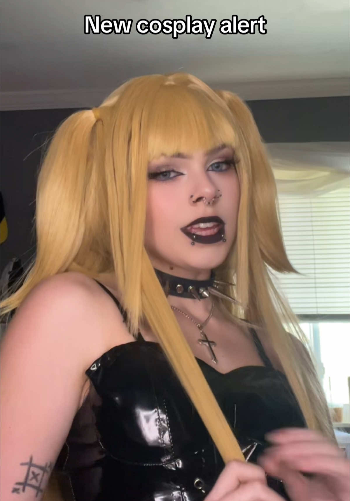 A post by @ashleighclairre on TikTok caption: Yo I’m back 🤪 sorry for taking such a long break but here I am  #misa #misaamane #misacosplaydeathnote #deathnote #deathnotecosplay #deathnotemisamisacosplay #misaamanecosplay #cosplay #cosplayer 