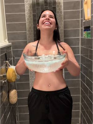 A post by @idkbritney_ on TikTok caption: ICE BUCKET CHALLENGE🧊 // Yo nomino a cada personita que le salga este video😱 (Estaré compartiendo los videos que me etiqueten❤️)