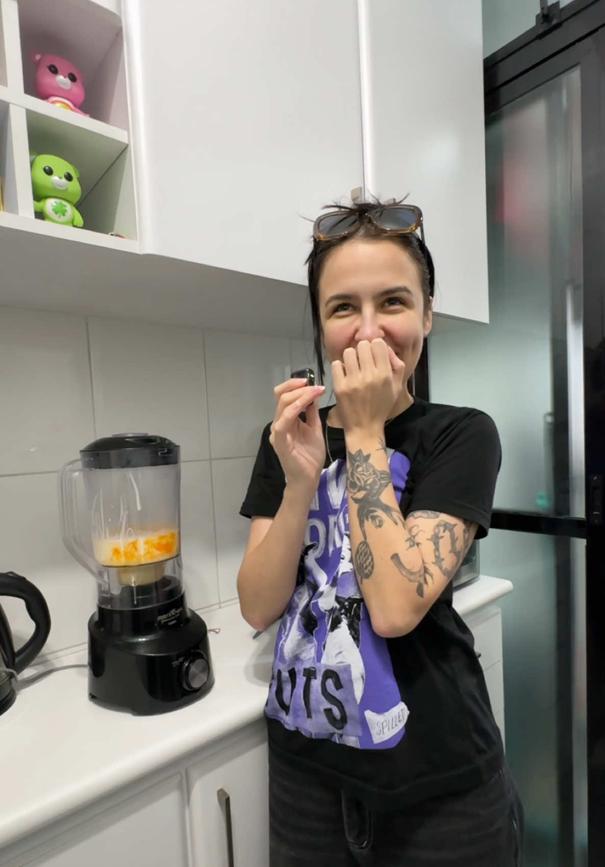 A post by @doarda on TikTok caption: fazendo um pudim pra competir com os meus amigos 🍮