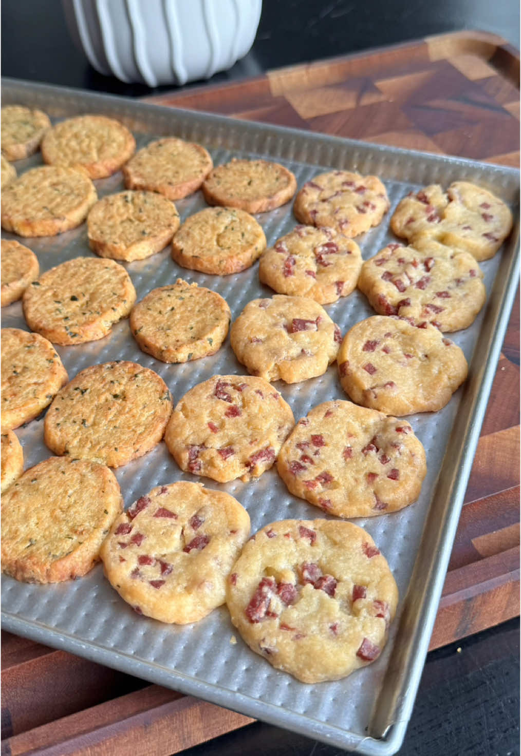 A post by @kulinaria.recetas on TikTok caption: 🧉MATES Y HARINAS p6: BIZCOCHITOS DE QUESO de esos que te comes uno y no podes parar🧀. 👉🏻INGREDIENTES: -200g de harina. -200g de muzarella rallada. -50g de queso rallado. -100ml de aceite, si es de oliva mejor. -mostaza y perejil. -pesto. -salame picado chiquito. Las prueban y después me cuentan. Atte: Kuli✨. . . . #recetasfaciles #mate #queso #bizcochito 