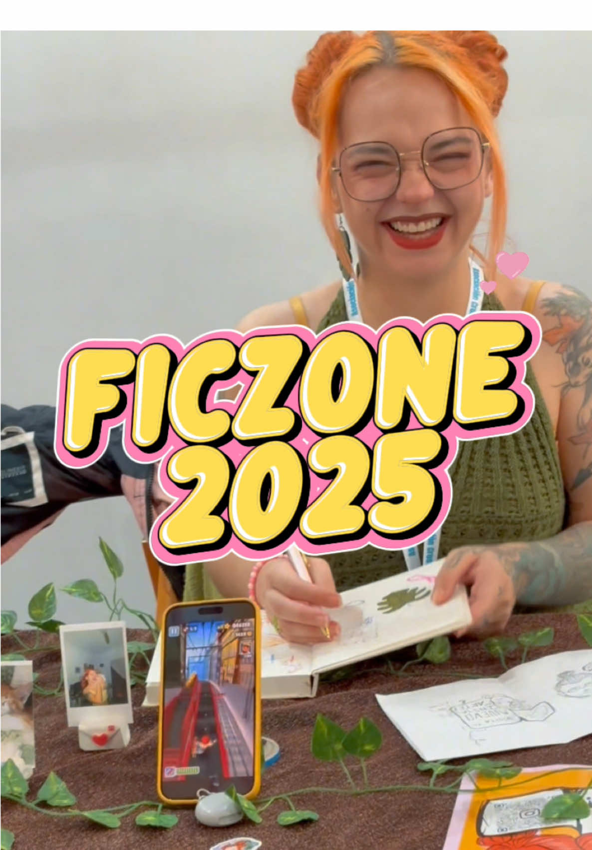 A post by @huronarolera on TikTok caption: EL FINAL DE VÍDEO 👹 Bueno, pues este post es para agree tanto a las @FicZone que contra conmigo como a TODA la gente que vinisteis, ha sido de verdad una pasada, acabé afónica y agotada, pero valió la pena!! Fuisteis muchísimos los que os acercasteis y me dijisteis cosas preciosas, los que veníais a saludar, a darme algo, a comprar, a charlar… fue mágico 💖 Me reencontré con creadores de contenido que AMO y con colegas estupendos (un saludo a @Armand Entreri y @De todo un Paco que aparecen en el video) Mil gracias, gracias gracias, porque me hacéis salir de casa y tocar césped y me hacéis sentir que aunque ya no estoy tan a tope con las RRSS, vale la pena💖 Pasaos por @/hurona_doodles para estar al tanto de las ilustraciones y merch que llevaré a eventos, así como para comentar qué cositas os gustaría que hiciese ^^ Pronto anunciaré preorders!!  GRA CIAS #eventos #ficzone2025 #merch #artist #fans #manga #Anime #geek