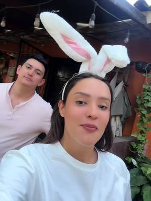 A post by @lozano_gf on TikTok caption: Mi novio me escondió webitos de pascuaaaa #couple 