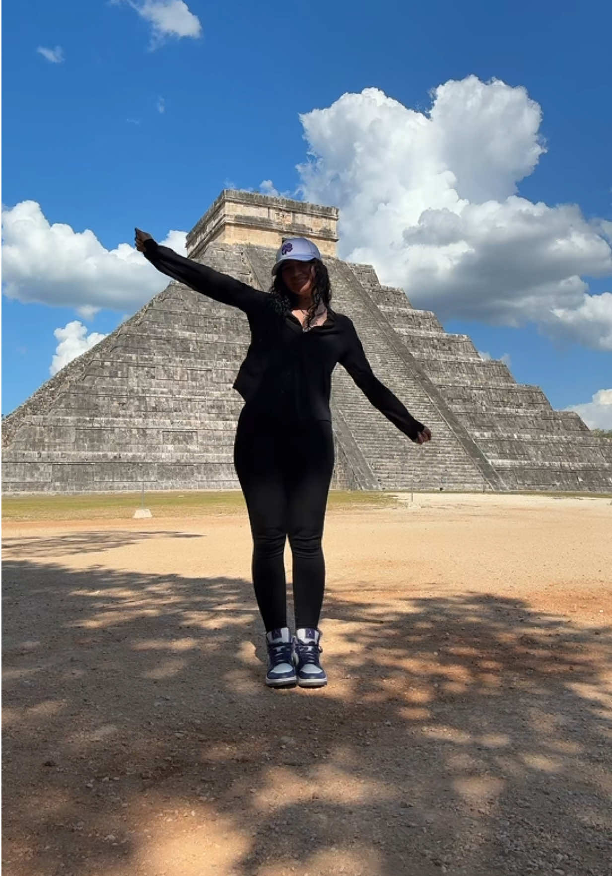 A post by @byniart on TikTok caption: Andaba en una de las 7 Maravillas del Mundo ✨ Chichén Itzá 🇲🇽