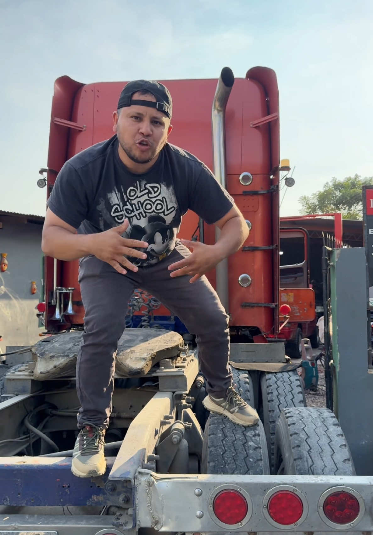 A post by @wilukaa on TikTok caption: Los mecánicos se activan con esta rola en Taller Rapalo 🔥🔥