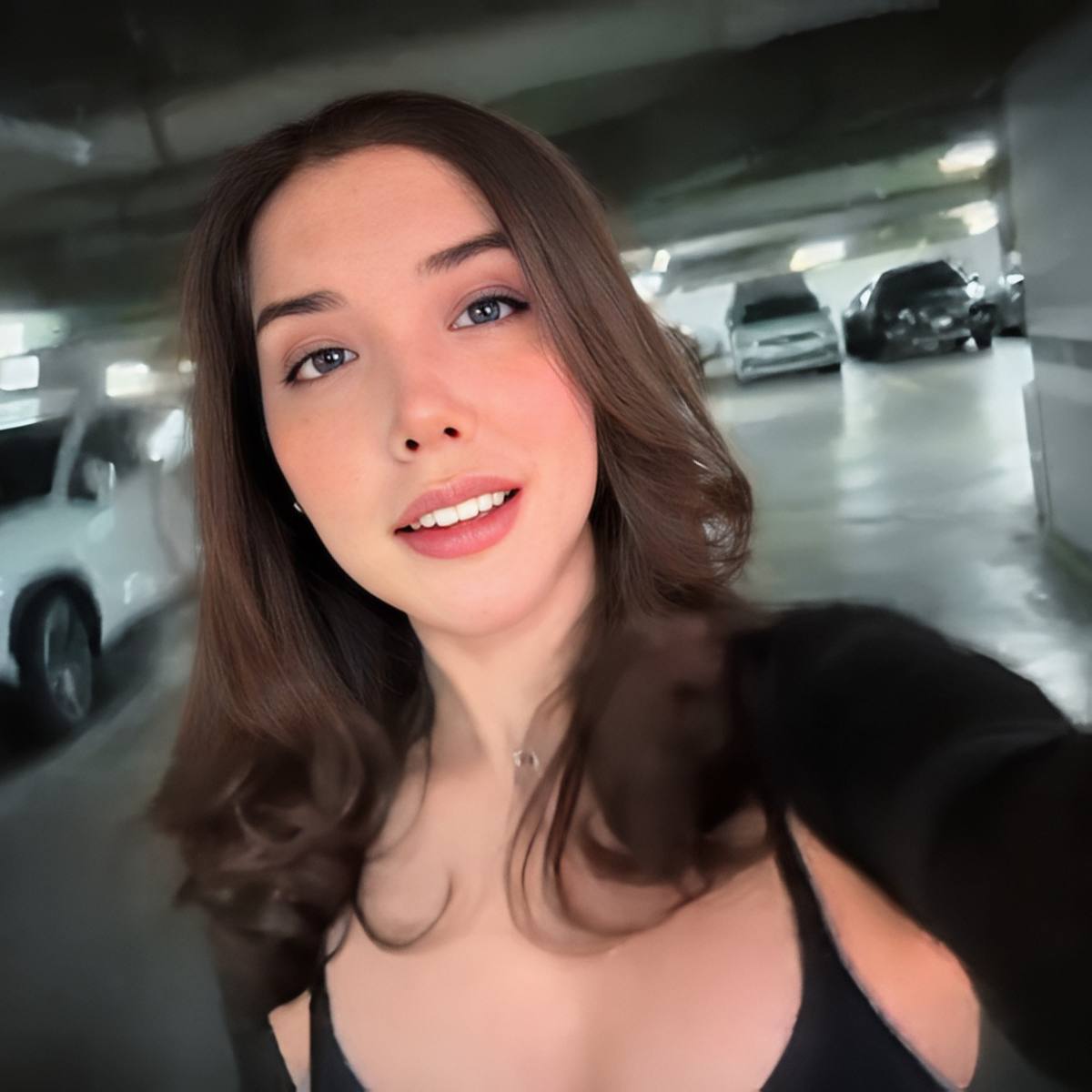 A post by @sof...gnz on TikTok caption: 🖤✨😍✨🖤 #bethcast #sofgnz #fondodepantalla 