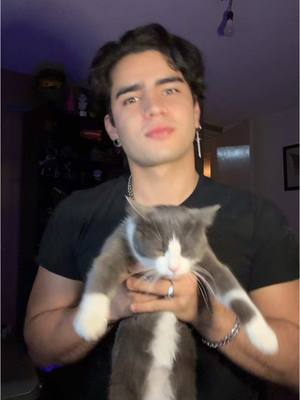 A post by @aaronmercury on TikTok caption: Es la única mujer que conozco para hacer este video 😂