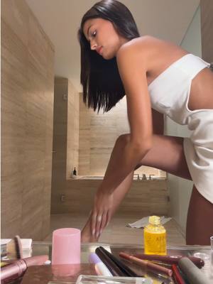 A post by @kikacgomes on TikTok caption: Not me using hair oil as body oil🤓 gotta improvise 