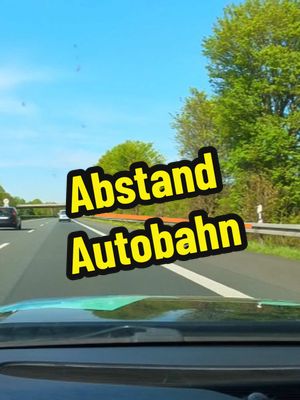 A post by @verkehrsguru_official on TikTok caption: Abstand auf der Autobahn lässt sich anhand der Leitpfosten leicht abschätzen #theorieprüfung #lernen #tipps #fahrprüfung #bestanden 