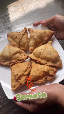 A post by @bandifull on TikTok caption: අද අපි සමෝසා හදමු 🥰 Samosa Recipe #foodtiktok #samosa #srilanka #bandifull 