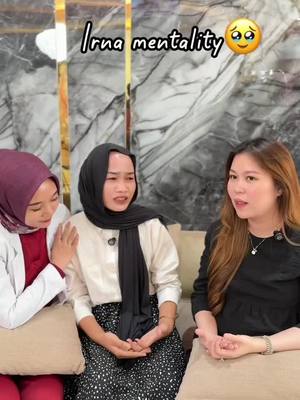 A post by @melvinahusyanti96 on TikTok caption: Hikmah dari kejadian kemaren, Aku bisa ketemu irna. Aku bisa tau kisah hidupnya, anak broken home. Tinggalpun sama neneknyaa, ayah nya lagi ga ada kerjaan, dan aku sadar alasan kenapa dia segitunya “butuh uang”.. Ya allah angkatlah derajat anak ini, dia berhak untuk lebih baik😇 Yuk guys sesama perempuan kita harus saling support, jgn ada hujatan lagi. Manusia ga ada yg luput dari kesalahan😇