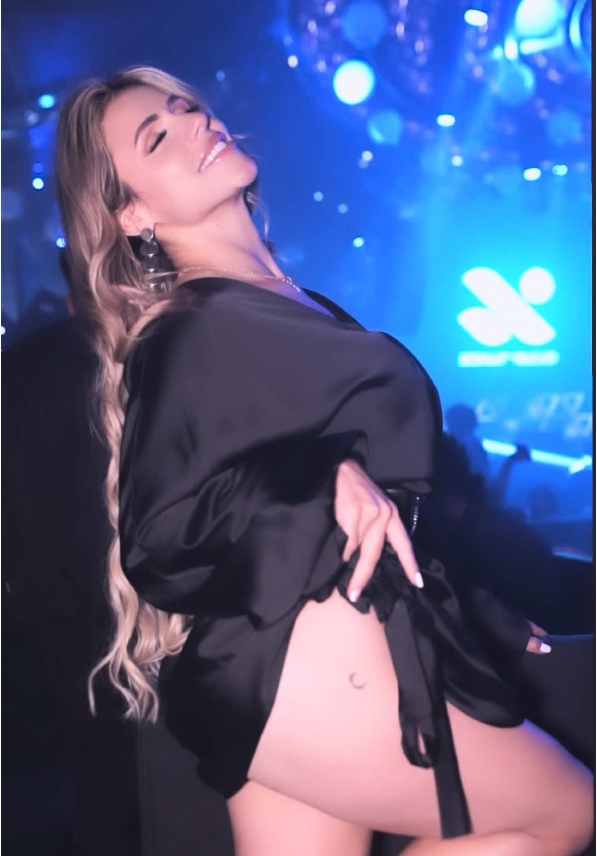 A post by @angiecampuzanoc on TikTok caption: Siempre con una sonrisa, agradeciendo cada bendición que el universo me regala. Vivo en gratitud, en amor… y con el corazón abierto a todo lo bueno que está por venir.✨🖤✨