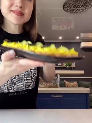A post by @recepti_wow on TikTok caption: Яркая закуска на праздник 😊 Ингредиенты: Багет Вареные яйца 2 шт Плавленый сыр 180 гр Майонез ~4 ст.л Сушеный чеснок 1 ч.л Куркума 2 ч.л Шпроты Огурец #закускинапраздничныйстол 