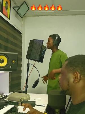 A post by @honeyboy330 on TikTok caption: #viral_video_tiktok_treding #viral_video_tiktok_treding #newsoundalert 