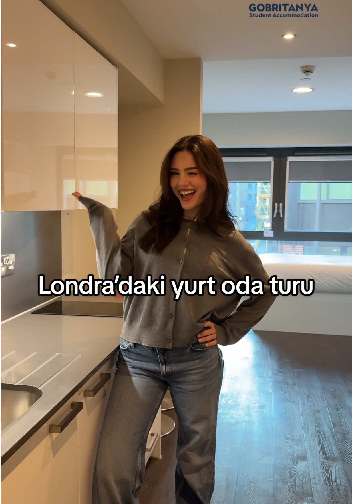 A post by @petekalemdar on TikTok caption: Benimle GoBritanya Old Street Residence’ı keşfedinn 🙆🏻‍♀️ Bu Londra seyahatimde burada kaldığım için çok mutluyum, harika bir konaklama deneyimiydi. Londra’da üniversite ya da kısa dönem eğitime gelmeyi düşünen varsa, En uygun fiyatlar ile @GoBritanya üzerinden yerinizi ayırtmalısınız! *reklam 