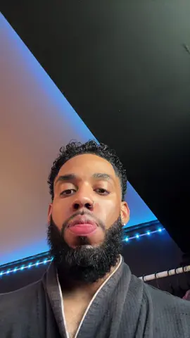 A post by @ednizzzy on TikTok caption: Am I the only one? #fyp #gymtalk 