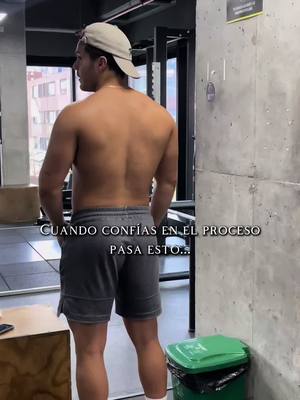 A post by @maurobelloo on TikTok caption: TEN PACIENCIA👇🏻 Mira…Realmente el  mundo del gym es muy duro. Y no lo digo por el hecho de entrenar y eso (entrenar y comer bien es relativamente sencillo). Lo digo porque en serio los resultados que puedes lograr siempre van a ser POCO A POCO!  En el corto y mediano plazo los cambios no serán muy notorios (al menos de que tengas una genética anormal). Esto es lo que hace que las personas se desesperen. Y aqui pueden ocurrir 3 escenarios posibles; o que tiren la toalla o que entren en el lado oscuro de este mundo (💉) o que se mantengan constantes en el proceso día tras día sin ver resultados tan notorios. Y es muy loco sabes? Por eso amo tanto el gym. El gym es como todo en la vida. Uno trabaja fuertemente, le mete ganas, le das con toda y los resultados que logras son pocos, pero los hay. Y no es sino a lo largo de los años que dices mie*da mira todo lo que he logrado y construido! Entonces este mensaje va para ti! Para ti que estás medio desesperado o desesperada en ver resultados…No tires la toalla! Y mucho menos no entres en el lado oscuro de este mundo 🫵🏻 Mantente ahí! Constante! Haz las cosas bien desde y principio. Y créeme…Se que tú puedes! Yo lo sé! Y tú también lo sabes. Está bien ponerte una meta o un objetivo, pero primero aprende a disfrutar el camino y los resultados llegarán solos 🫵🏻 Te mando un abrazo de gorila 🦍❤️ #gymrats #gymbros #gymsis #fitness #fit #confiaenelproceso #trusttheprocess💯 