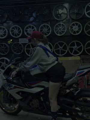 A post by @yousing086519191 on TikTok caption: #bmw #ធីមស្ពឺ25🏍️ @ឡាយយូរ 