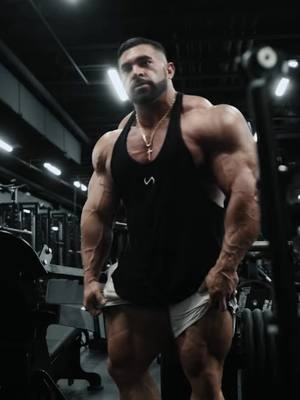 A post by @gorrinofuerte on TikTok caption: Derek Lunsford está enfurecido a 2 semanas de su próxima competición #fitness #bodybuilding #musculos #powerlifting #gym