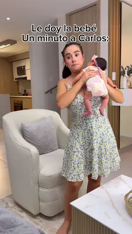 A post by @linisflorez09 on TikTok caption: Le doy la bebé a Carlos un momento y esto pasa😩