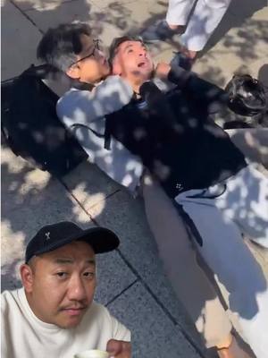 A post by @abregefrere on TikTok caption: Un pickpocket s’est fait prendre en étranglement par un touriste en Espagne 🇪🇸  #abregefrere #spain #pickpocket #mma 
