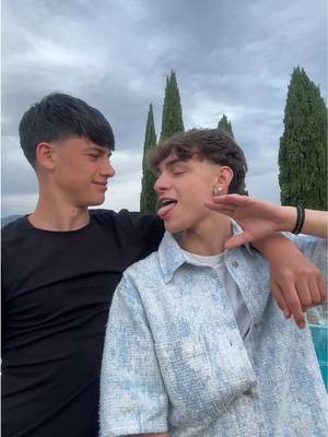 A post by @borsi___ on TikTok caption: giuro non mi ha costretto a cantare la sua canzone, bella mh mh 🤥 @LUK3 