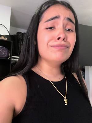 A post by @lasgemelasreyess on TikTok caption: Andamos corriendo 😩 @Lizbet Reyes @Lizet Reyes #fyp #viralvideo #twins #sisters #viral #viraltiktok #videos #fypage #twinsss #lasgemelasreyes #fyppppppppppppppppppppppp 