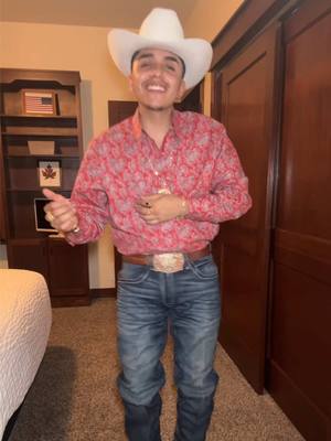 A post by @justdamian58 on TikTok caption: Por que ya me clavaste con tu miradita 👀🔥@Jobes_Hats @Arrasando Norte #transition #cumbia #baile 