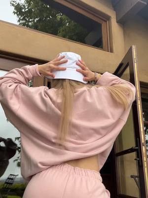 A post by @carolcastromx on TikTok caption: 👀💓